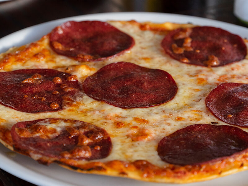 alsterlagune restaurant cafe bar knusprige pizza salami