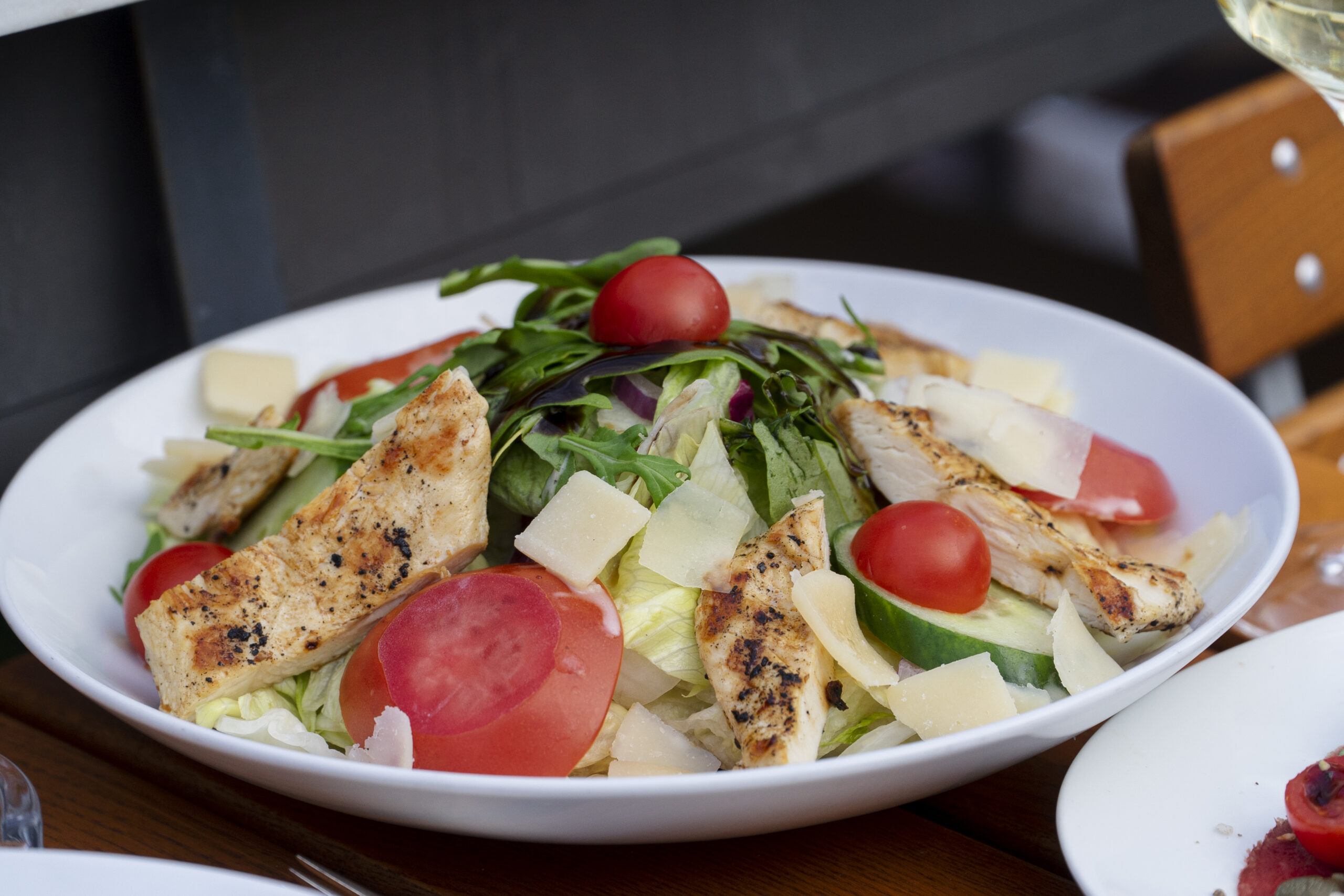 Gemischter Salat mit Haehnchenbrust